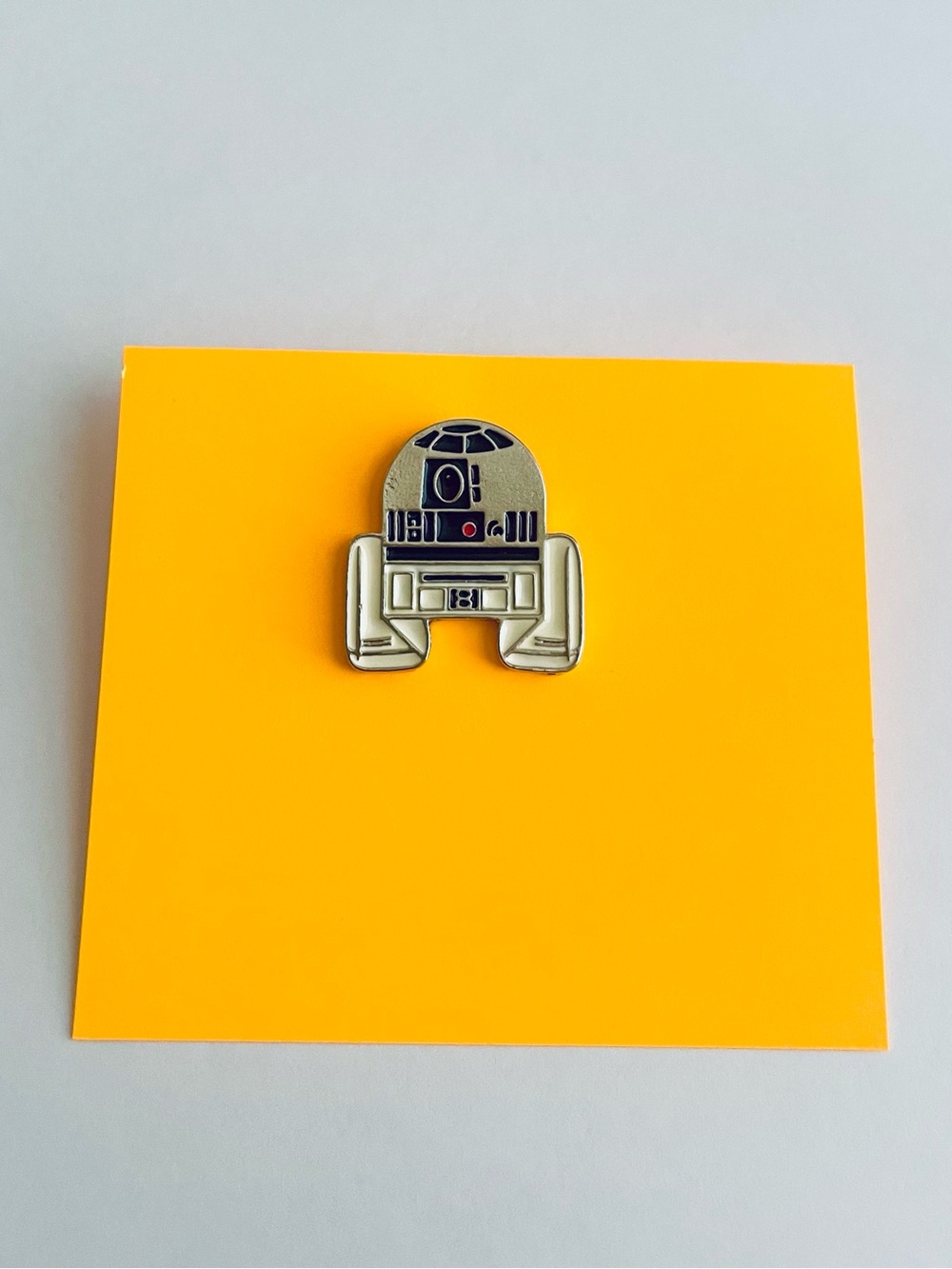 Star Wars: R2D2 Collectable Enamel Pin - Silver and Blue.